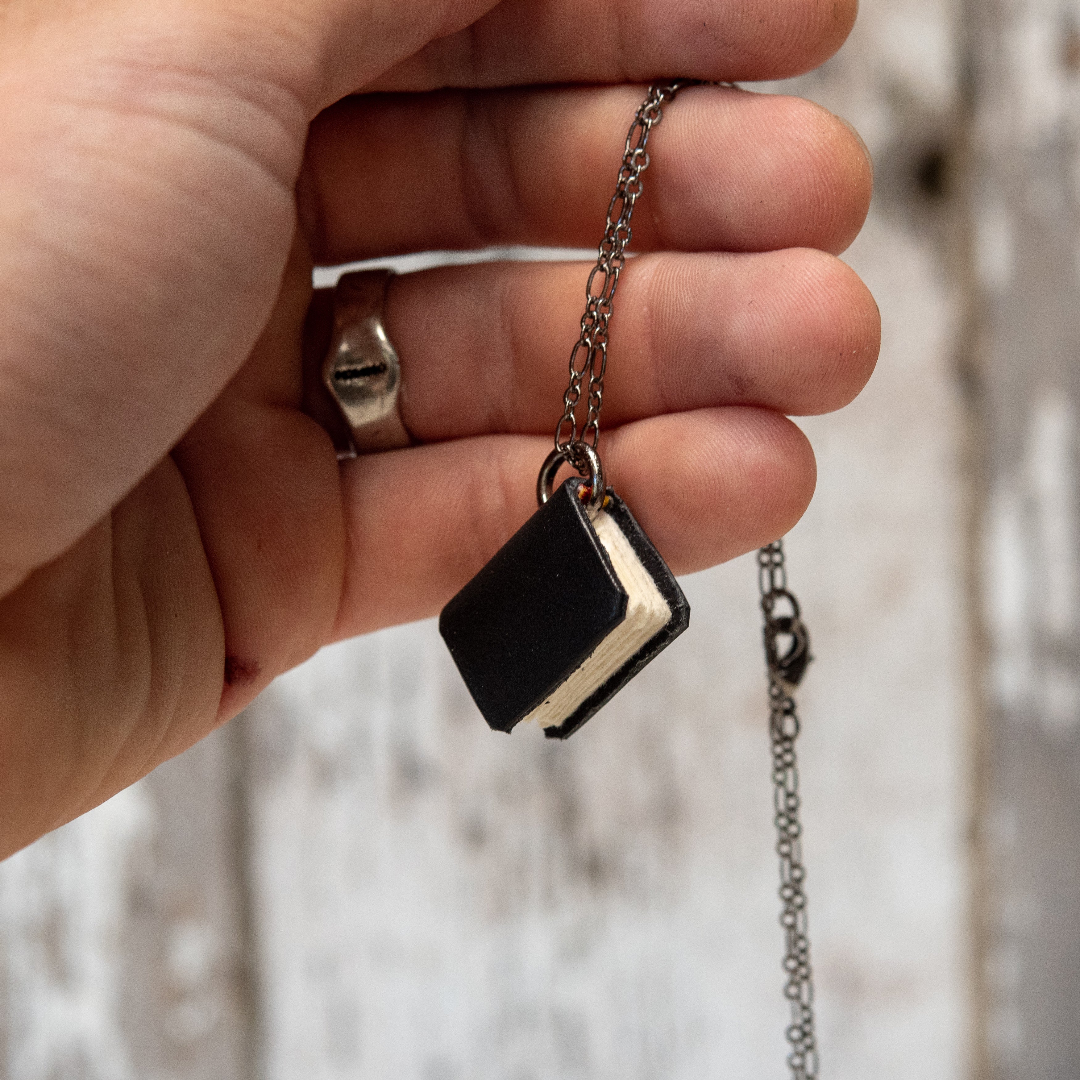/Book Size|Chain Metal-Medium|Gunmetal
